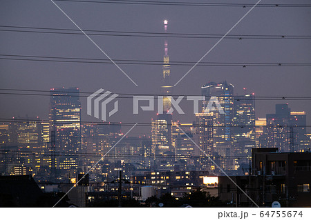 日本の東京都市景観　新型肺炎“都市封鎖”。“柵”（高圧電線）の奥に東京都心＝8日、緊急事態宣言実施 64755674