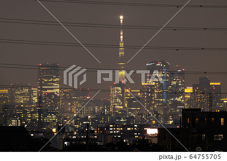 日本の東京都市景観 新型肺炎“都市封鎖”。“柵”(高圧電線)の奥に東京都心=8日、緊急事態宣言実施 日本の東京都市景観 新型肺炎“都市封鎖”。“柵”(高圧電線)の奥に東京都心=8日、緊急事態宣言実施 64755705