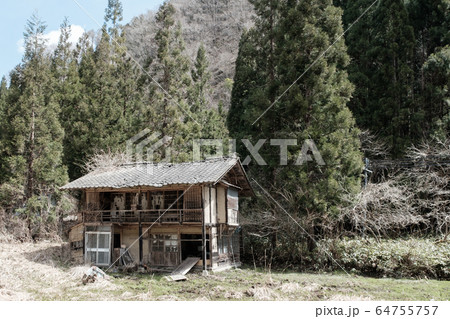 限界集落の廃屋 64755757