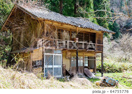 限界集落の廃屋の写真素材