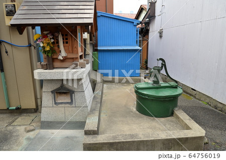 路地裏の井戸 路地裏の井戸 64756019
