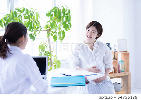 女性　妊婦検診 64756139