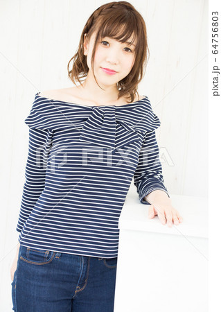 カウンターに手をつく女性 64756803