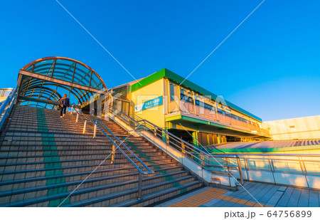 日本の藤沢都市景観　夕陽を浴びる六会日大前駅などを望む 64756899