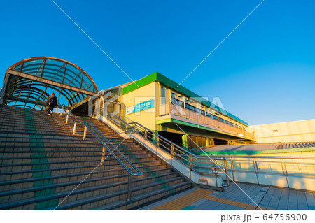 日本の藤沢都市景観　夕陽を浴びる六会日大前駅などを望む 64756900