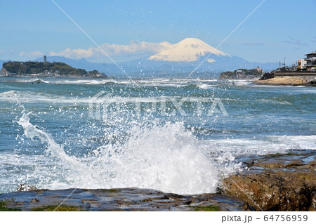 初春の世界遺産富士山と大海原 64756959