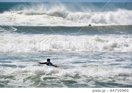 初春の世界遺産富士山と大海原 64756960