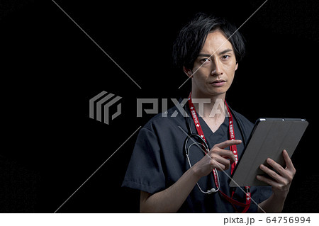 黒バックスクラブ男性医師ポートレート 黒バックスクラブ男性医師ポートレート 64756994