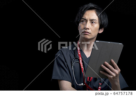 黒バックスクラブ男性医師ポートレート 黒バックスクラブ男性医師ポートレート 64757178