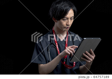 黒バックスクラブ男性医師ポートレート 黒バックスクラブ男性医師ポートレート 64757189