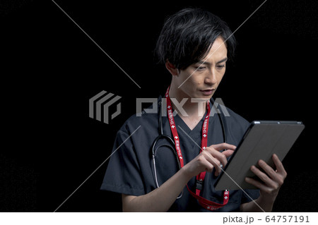 黒バックスクラブ男性医師ポートレート 64757191