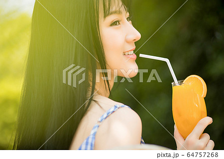 美人 女性 リラックス リゾート オレンジジュース 飲む 人物 素材 美人 女性 リラックス リゾート オレンジジュース 飲む 人物 素材 64757268