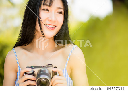 美人 女性 カメラ 楽しむ 趣味 明るい 魅力的 人物 素材 美人 女性 カメラ 楽しむ 趣味 明るい 魅力的 人物 素材 64757311