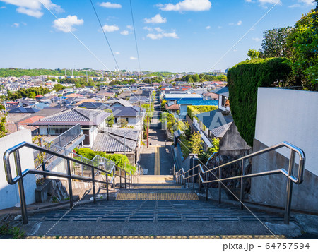 丘の上から眺める住宅街 丘の上から眺める住宅街 64757594