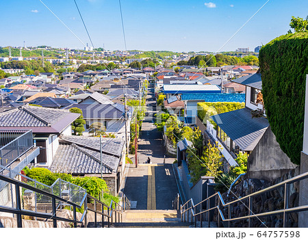 丘の上から眺める住宅街 64757598