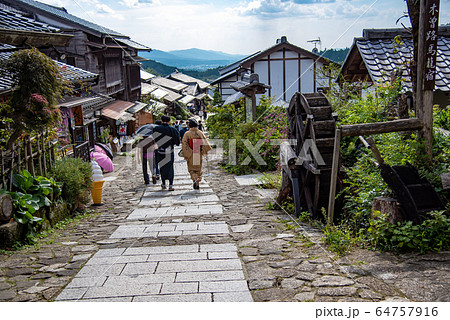 岐阜県 中津川市 馬籠宿 散策する着物のカップルの写真素材