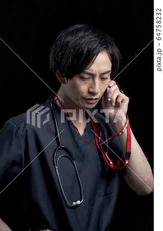 黒バックスクラブ男性医師ポートレート 64758232