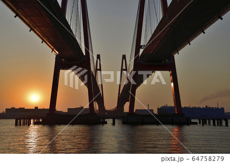 名港西大橋からの日の出 64758279