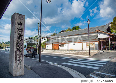 岐阜県　中津川市　馬籠宿の道標 64758869