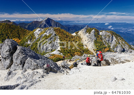 鳳凰三山・観音岳稜線を地蔵岳へ向かう登山者 64761030