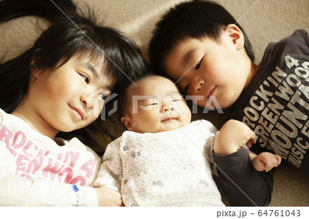 3人兄妹 3人兄妹 64761043