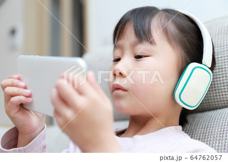 子供 (スマートフォン 子育て 育児 コピースペース 幼児 ヘッドフォン 自宅学習 ミュージック) 子供 (スマートフォン 子育て 育児 コピースペース 幼児 ヘッドフォン 自宅学習 ミュージック) 64762057