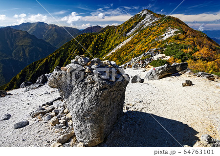 鳳凰三山・薬師岳稜線から見る観音岳と仙丈ヶ岳 64763101