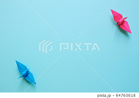 青地に青と赤の二つの折り鶴で構成されたフィジカルディスタンシングのイメージ 64763618