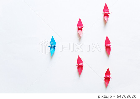 白地に折り鶴で構成されたフィジカルディスタンシングのイメージ 64763620