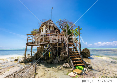 タンザニア・ザンジバル島の海に浮かぶレストラン、ザ・ロックの外観 タンザニア・ザンジバル島の海に浮かぶレストラン、ザ・ロックの外観 64763741