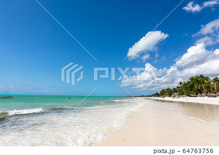 タンザニア・ザンジバル島のパジェビーチに広がる白い砂浜と青空 64763756