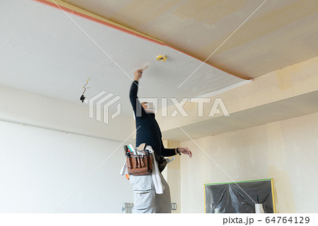内装工事する職人 64764129