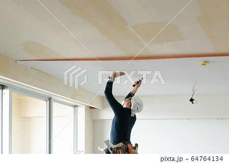 内装工事する職人 64764134