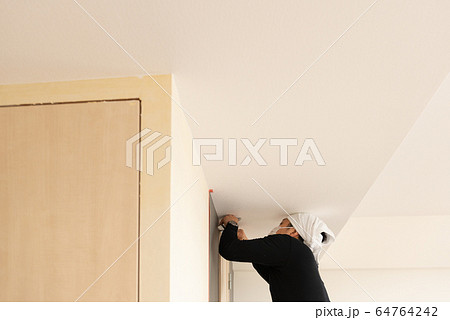 内装工事する職人 内装工事する職人 64764242
