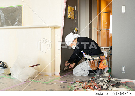 内装工事する職人 64764318