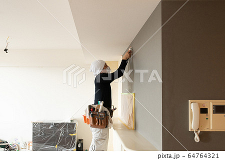 内装工事する職人 内装工事する職人 64764321