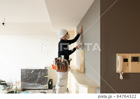 内装工事する職人 64764322