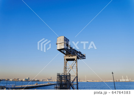 都市夕景　横浜港とハンマーヘッドクレーン 64764383