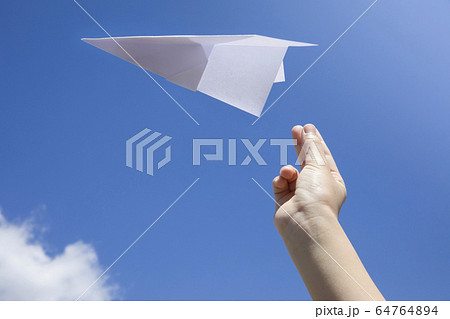 紙飛行機を飛ばす子供手元 64764894