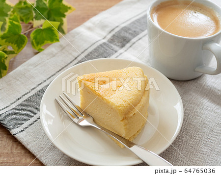 スフレチーズケーキとコーヒー スフレチーズケーキとコーヒー 64765036