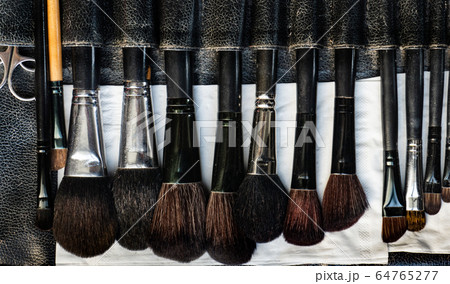 Make-up brushes arranged in rows For use as a Make-up brushes arranged in rows For use as a 64765277