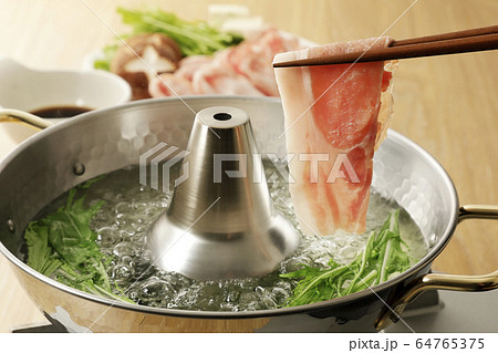豚肉のしゃぶしゃぶ 64765375