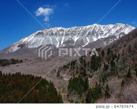 鍵掛峠から見る2020年春の大山の眺望　大山南壁　大山 64765674
