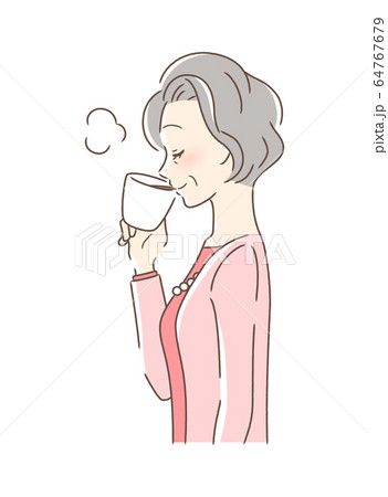 マグカップのコーヒーを飲む女性の横顔 64767679