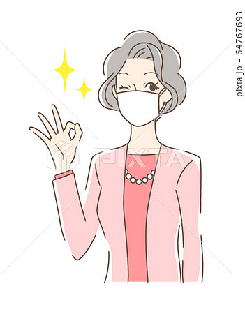 マスクを付けた笑顔の女性 マスクを付けた笑顔の女性 64767693