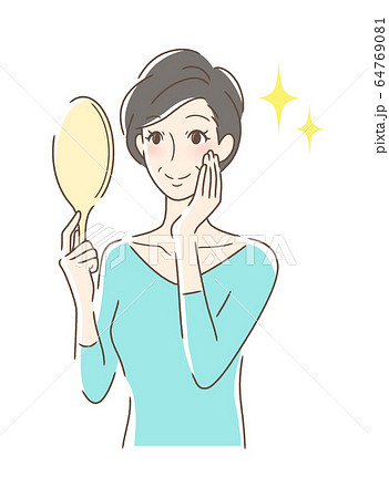 笑顔で手鏡を見る女性 64769081