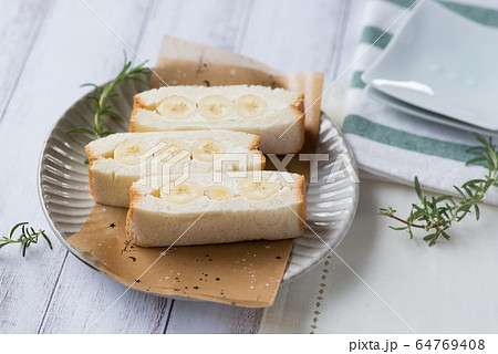 フルーツサンド バナナ 64769408