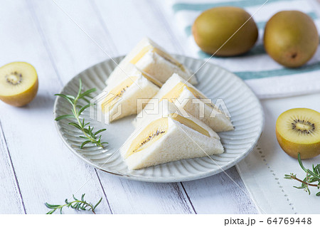 フルーツサンド キウイ 64769448