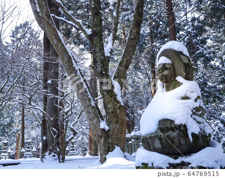 雪積もる石仏 64769515