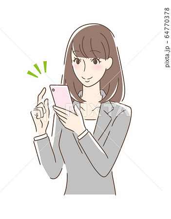 スマホを操作して笑顔の女性 64770378
